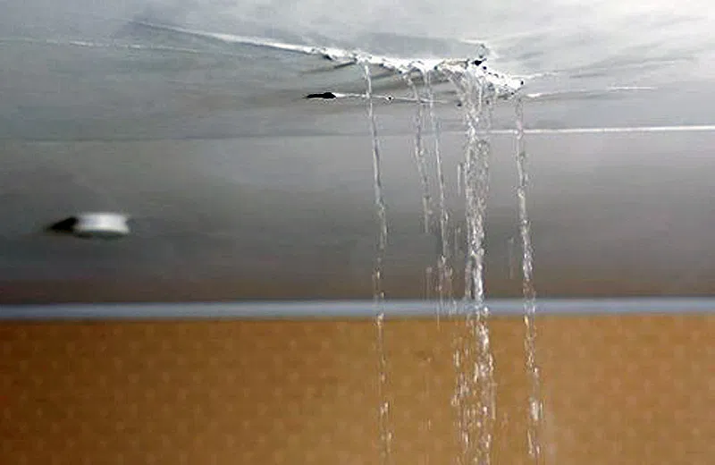 Vazamento de água no teto do banheiro